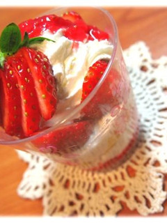 お手軽可愛い♪イチゴのミニパフェ-レシピのメイン写真