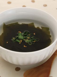 お湯を注ぐだけ!白だしお手軽ワカメスープ-レシピのメイン写真