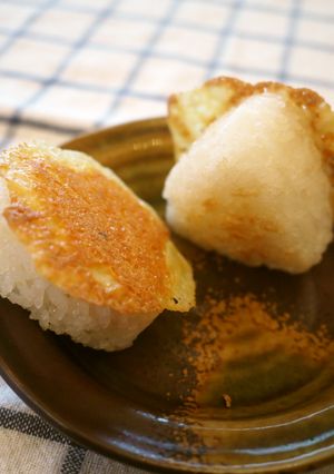 パリパリ羽根つき！　焼きチーズおにぎり♪-レシピのメイン写真