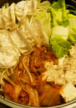 発汗♪スタミナ餃子のキムチゲ鍋-レシピのメイン写真