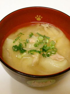 A picture of じゃがいもとツナの味噌汁.