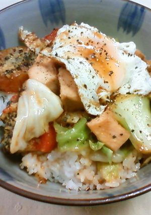 鶏とトマトと目玉焼きの三色丼-レシピのメイン写真
