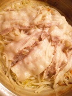 簡単♪土鍋de豚バラともやしの蒸し焼き-レシピのメイン写真