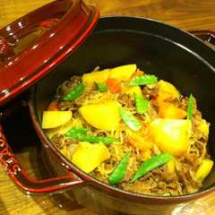 รูปของ 野菜の甘みだけで★ストウブで肉じゃが