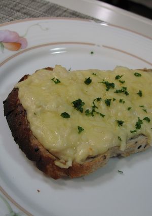 塩麹ととろけるチーズのパン-レシピのメイン写真