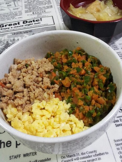 野菜もとれる4色鶏そぼろ丼♪-レシピのメイン写真