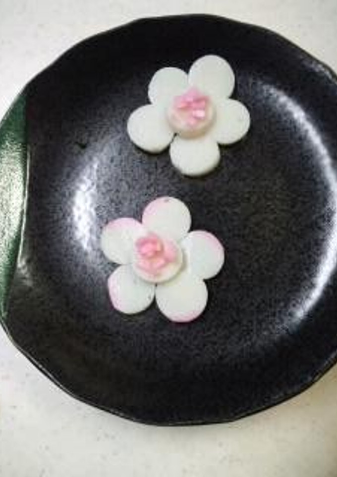 かまぼこで梅の花びらをつくりました-レシピのメイン写真