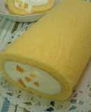 簡単☆フワフワ～☆黄桃缶のロールケーキ