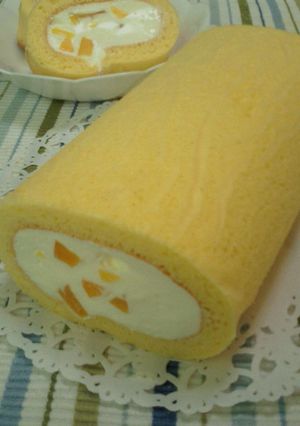 簡単☆フワフワ～☆黄桃缶のロールケーキ-レシピのメイン写真
