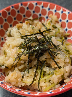 炊飯器で!豆苗と鮭フレークの炊き込みご飯-レシピのメイン写真