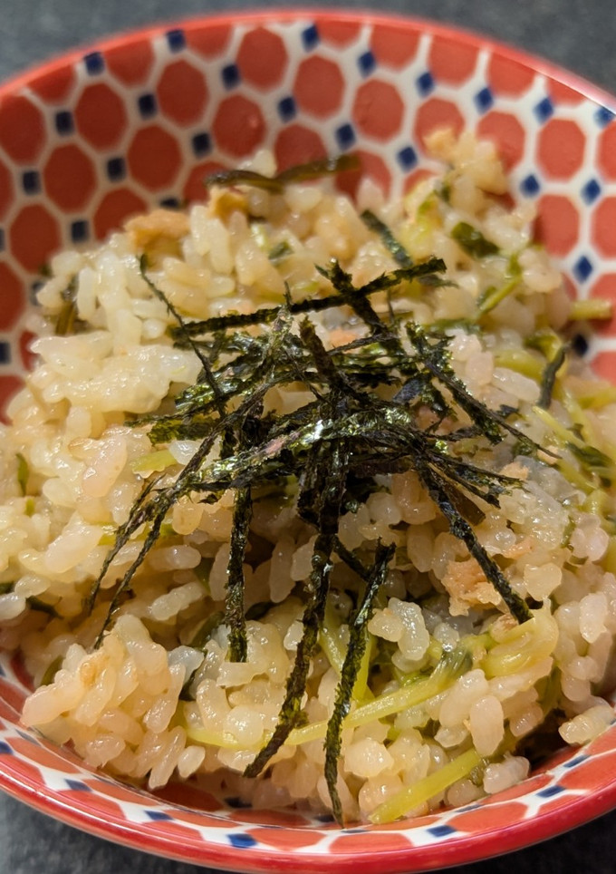炊飯器で！豆苗と鮭フレークの炊き込みご飯-レシピのメイン写真