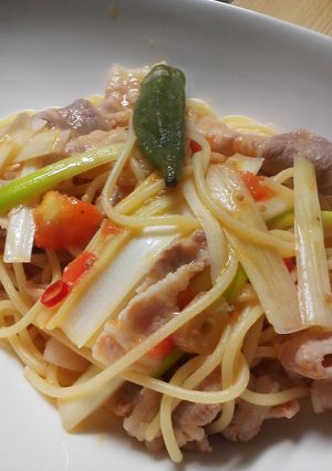 豚ばら肉とトマトのネギ塩ペペロンチーノ!-レシピのメイン写真