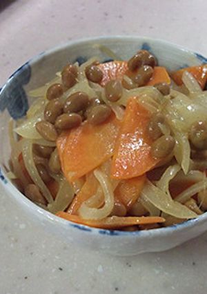 玉ねぎとにんじんと納豆の炒めサラダ風-レシピのメイン写真