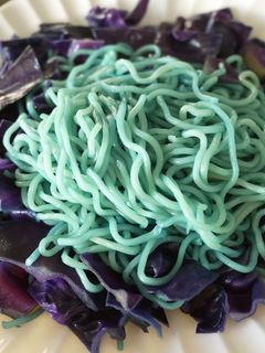 麺は緑色☆紫キャベツの不思議な焼きそば♪-レシピのメイン写真