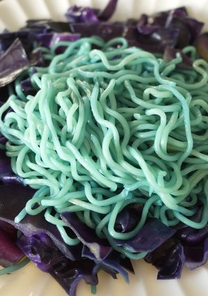 麺は緑色☆紫キャベツの不思議な焼きそば♪-レシピのメイン写真
