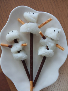 ポッキー&お餅で 雪だるま作りました-レシピのメイン写真