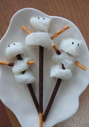ポッキー&お餅で 雪だるま作りました-レシピのメイン写真
