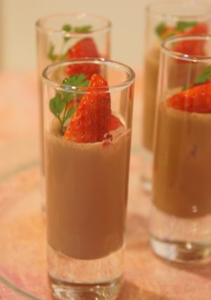 スプーンで食べるイチゴチョコ-レシピのメイン写真