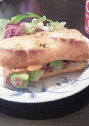 アボカドとサーモンのバケットサンド-レシピのメイン写真