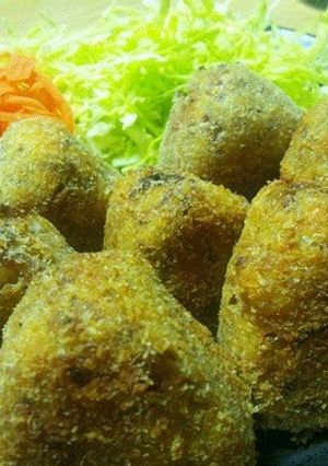 お肉たっぷり三角コロッケ-レシピのメイン写真