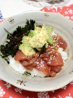 まぐろアボガドのピリ辛丼**-レシピのメイン写真