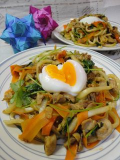 たっぷり三つ葉の焼きうどん【温泉卵のせ】-レシピのメイン写真