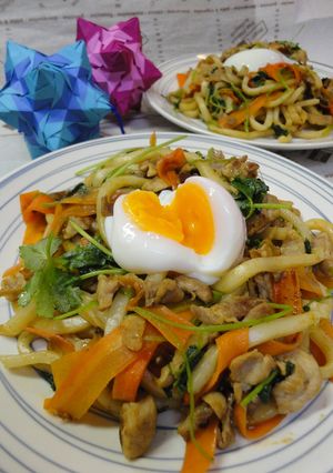 たっぷり三つ葉の焼きうどん【温泉卵のせ】-レシピのメイン写真