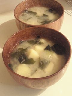 母の味*おいもと玉ねぎとわかめの味噌汁-レシピのメイン写真