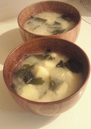 母の味＊おいもと玉ねぎとわかめの味噌汁-レシピのメイン写真