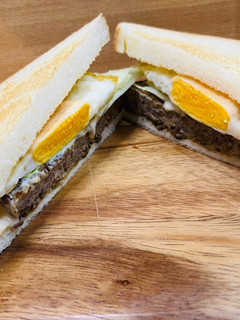 もち麦入りパティてりやき月見ホットサンド-レシピのメイン写真