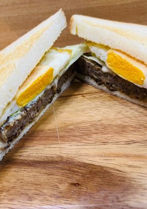 もち麦入りパティてりやき月見ホットサンド-レシピのメイン写真
