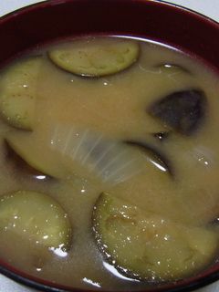 ゴマ油でおいしい玉ねぎとなすのお味噌汁-レシピのメイン写真
