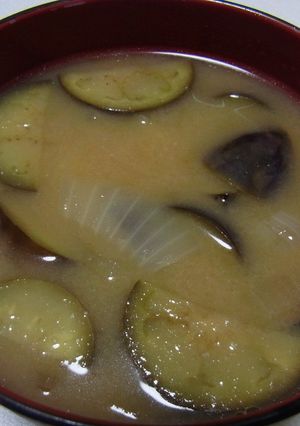 ゴマ油でおいしい玉ねぎとなすのお味噌汁-レシピのメイン写真