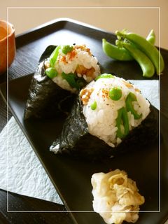 スナップエンドウと胡桃と梅のおにぎり-レシピのメイン写真
