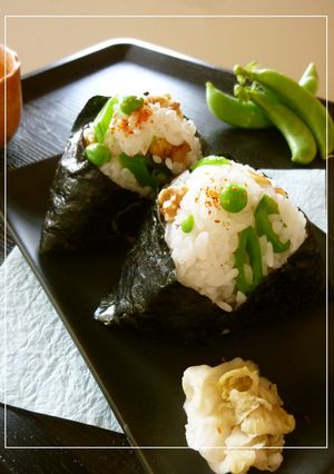 スナップエンドウと胡桃と梅のおにぎり-レシピのメイン写真