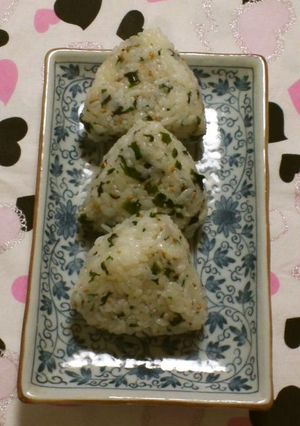 受験ガンバ！わかめご飯☆おにぎり-レシピのメイン写真