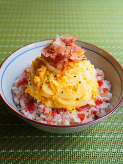 ふわり✿梅おかかご飯の新玉葱の炒り卵のせ-レシピのメイン写真