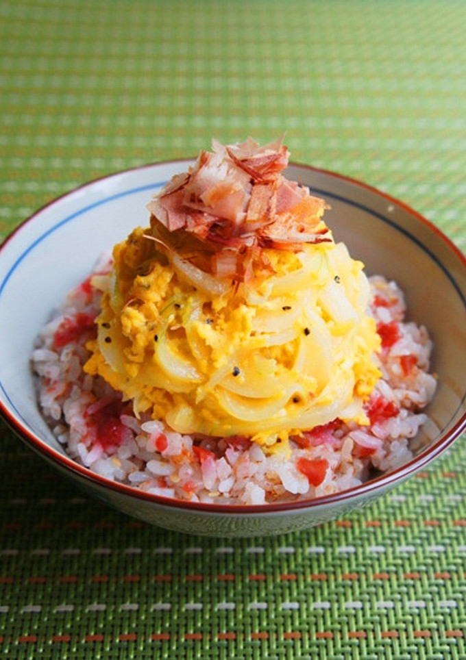 ふわり✿梅おかかご飯の新玉葱の炒り卵のせ-レシピのメイン写真