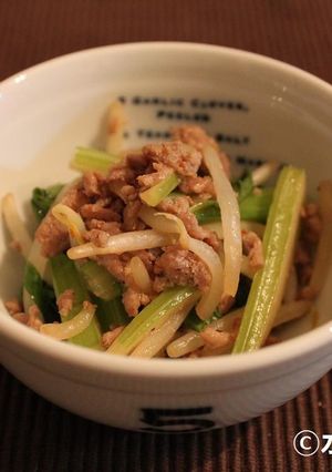 セロリが主役♪ピリ辛シャキッともやし炒め-レシピのメイン写真