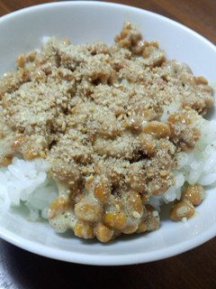 納豆にゴマかけるだけ〜ご飯♪-レシピのメイン写真