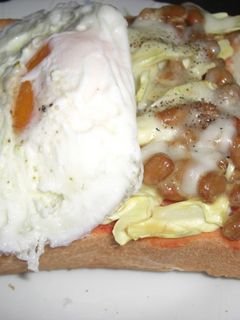 キャベツ納豆あ~んど目玉のっけトースト-レシピのメイン写真