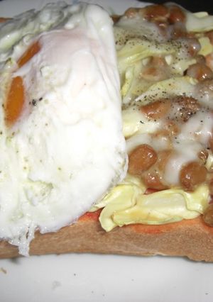 キャベツ納豆あ～んど目玉のっけトースト-レシピのメイン写真