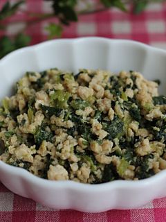 野菜が苦手でも完食♪小松菜入り鶏そぼろ-レシピのメイン写真
