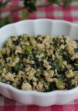 野菜が苦手でも完食♪小松菜入り鶏そぼろ-レシピのメイン写真