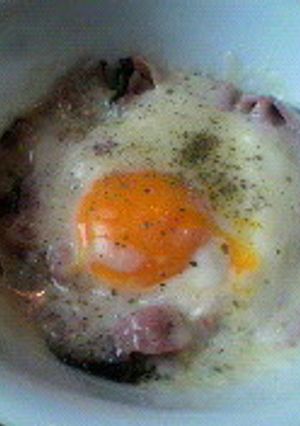 レンジ簡単朝食♪青菜ベ-チーズ巣ごもり卵-レシピのメイン写真