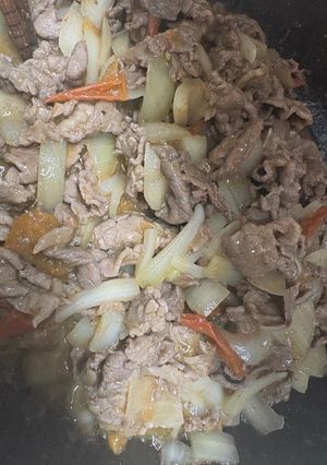 トマトの酸味とチーズのコクが効いた牛肉玉葱煮-レシピのメイン写真