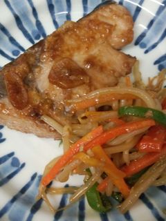 塩麹漬けぶりのにんにく醤油焼き-レシピのメイン写真