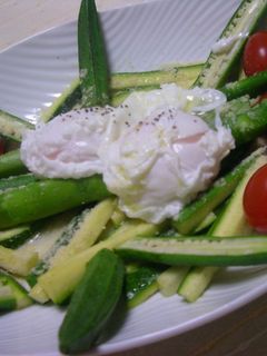 太いアスパラとポーチドエッグの温サラダ-レシピのメイン写真