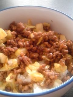 簡単!ひき肉とキャベツの炒め丼-レシピのメイン写真