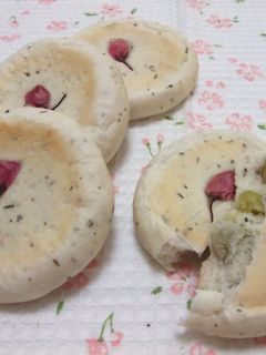 うぐいす豆と桜の平焼きパン-レシピのメイン写真